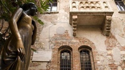 Es tradici&oacute;n tocar un seno de la &laquo;enamorada&raquo; para encontrar el verdadero amor.