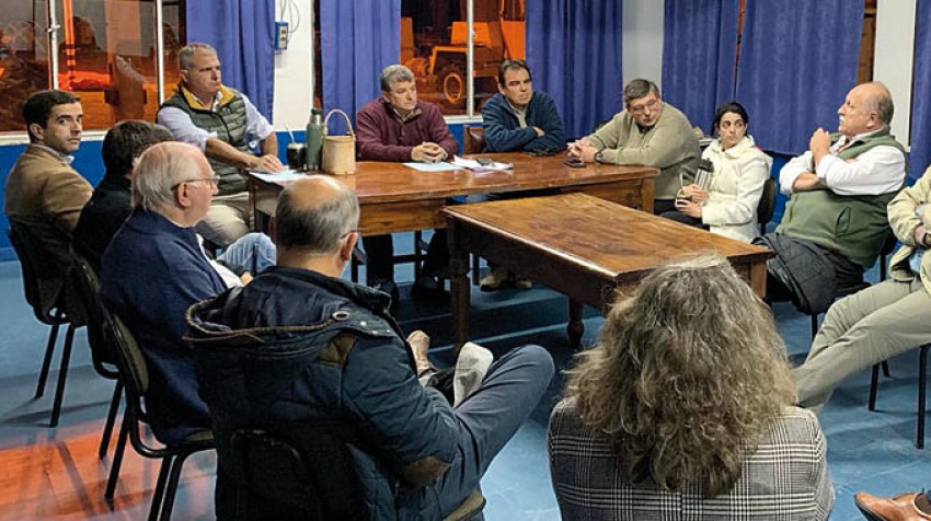 En el sal&oacute;n de actos del puerto sanducero tuvo lugar la primera reuni&oacute;n para establecer el servicio fluvial de pasajeros entre Paysand&uacute; y ciudades de la orilla argentina.