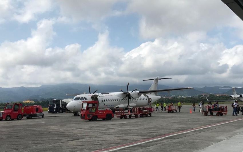 Aeropuerto de Hondarribia con el ATR de Air Nostrum reci&eacute;n aterrizado