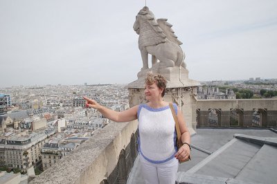 La arquitecta Laurence Fouqueray, responsable de la restauraci&oacute;n, visita la parte superior de la torre Saint-Jacques