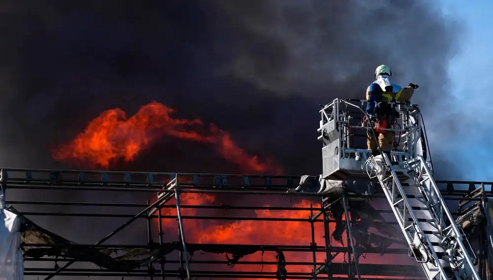 Incendio en la hist&oacute;rica Bolsa de Copenhague, se derrumba su ic&oacute;nico chapitel