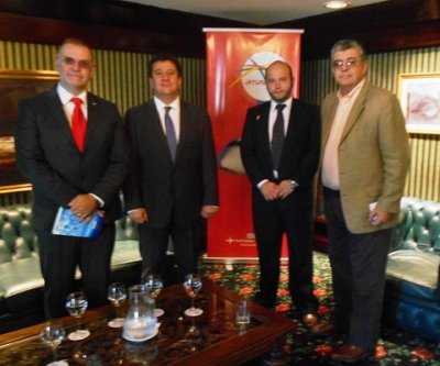 De izquierda a derecha: El Gerente General en Uruguay de Amaszonas Carlos Pera; el Vicepresidente Luis Vera y el Gerente Comercial Diego Urioste con nosotros, cuando fuera presentada a la prensa la aerol&iacute;nea boliviana en Montevideo