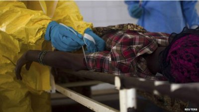 El virus del &Eacute;bola, &iquest;podr&iacute;a transmitirse durante un vuelo internacional?