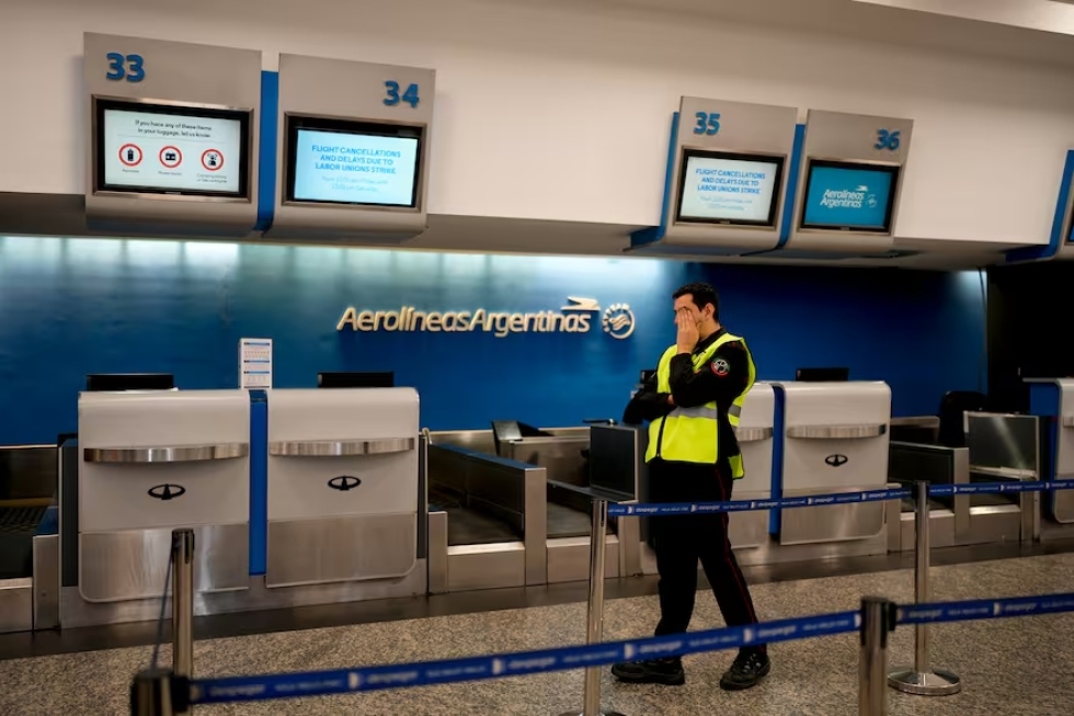 Un oficial de seguridad se encuentra en el mostrador vac&iacute;o de Aerol&iacute;neas Argentinas cuyos trabajadores est&aacute;n en huelga por salarios m&aacute;s altos en el aeropuerto Jorge Newbery en Buenos Aires, Argentina, el viernes 13 de septiembre de 2024.