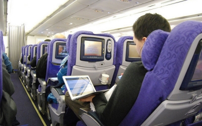 EEUU y Reino Unido proh&iacute;ben aparatos mayores que un celular en aviones