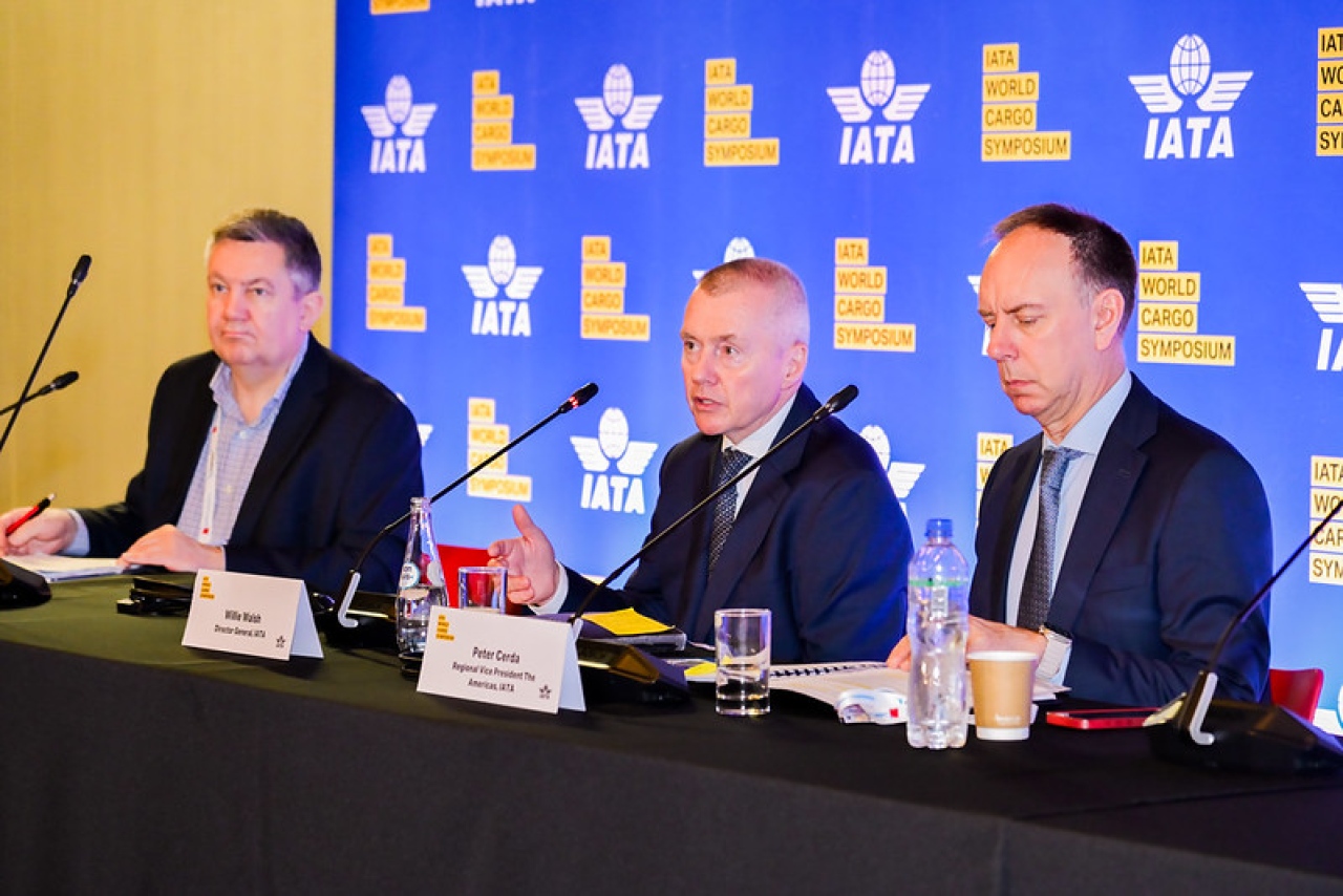 Markus R&uuml;diger, subgerente de Comunicaciones Corporativas de la IATA; Willie Walsh, director general de la IATA; Peter Cerd&aacute;, vicepresidente regional de la IATA para las Am&eacute;ricas
