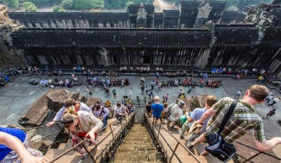 Turistas subiendo a y descendiende de la terraza superior del templo de Angkor Wat.