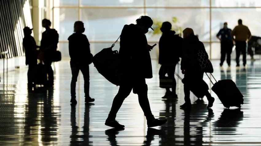 Varios pasajeros caminan el 27 de octubre de 2020 por el Aeropuerto Internacional de Salt Lake City.