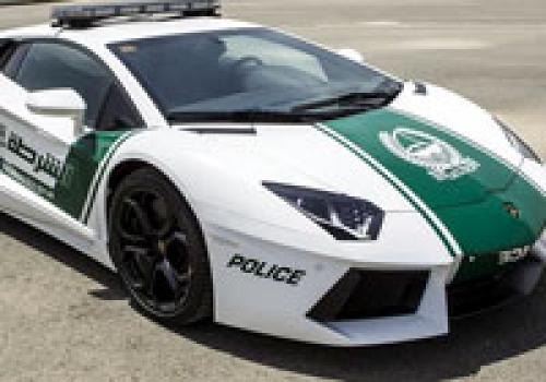 La polic&iacute;a de Dubai se sube a un Lamborghini para patrullar por zonas tur&iacute;sticas