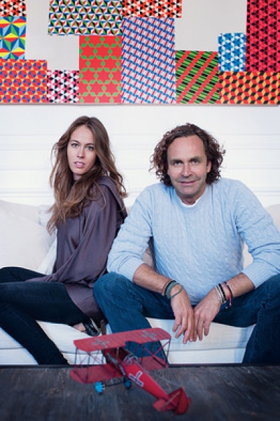  Thomas Flohr en su casa de Mil&aacute;n con su hija, Nina, encargada de la imagen de VistaJet.