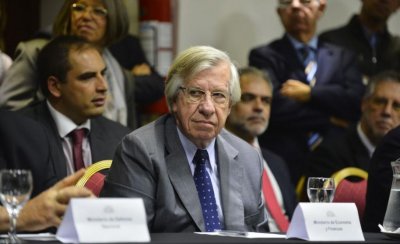 Danilo Astori pasará de la Viceperesidencia de la República a ser el Ministro de Economía del mismo modo que en el primer gobierno del FA. Aparece en la foto detrás suyo Pablo Ferreri, ex Director de DGI