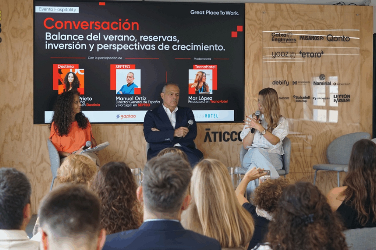 M&oacute;nica Prieto, COO de Destinia; Manuel Ortiz, director general de Septeo Hospitality Espa&ntilde;a y Portugal; y Mar L&oacute;pez, redactora de TecnoHotel.