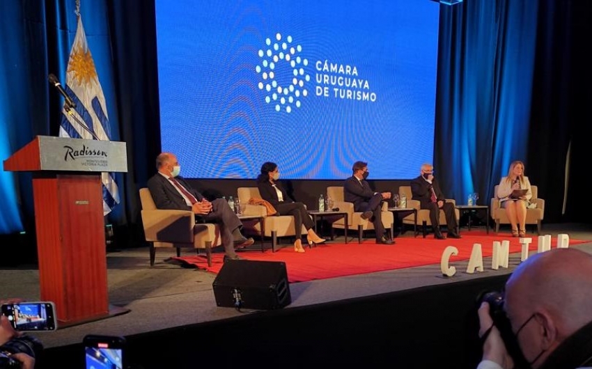 Ministro de Trabajo, Pablo Mieres; Ministra de Econom&iacute;a, Azucena Arbeleche; Presidente de Uruguay, Luis Lacalle Pou; Ministro de Turismo, Tabar&eacute; Viera; Presidenta de la Camtur, Marina Cantera.