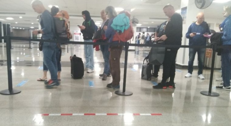 Decenas de pasajeros &ldquo;abandonados&rdquo; por Condor en Puerto Plata