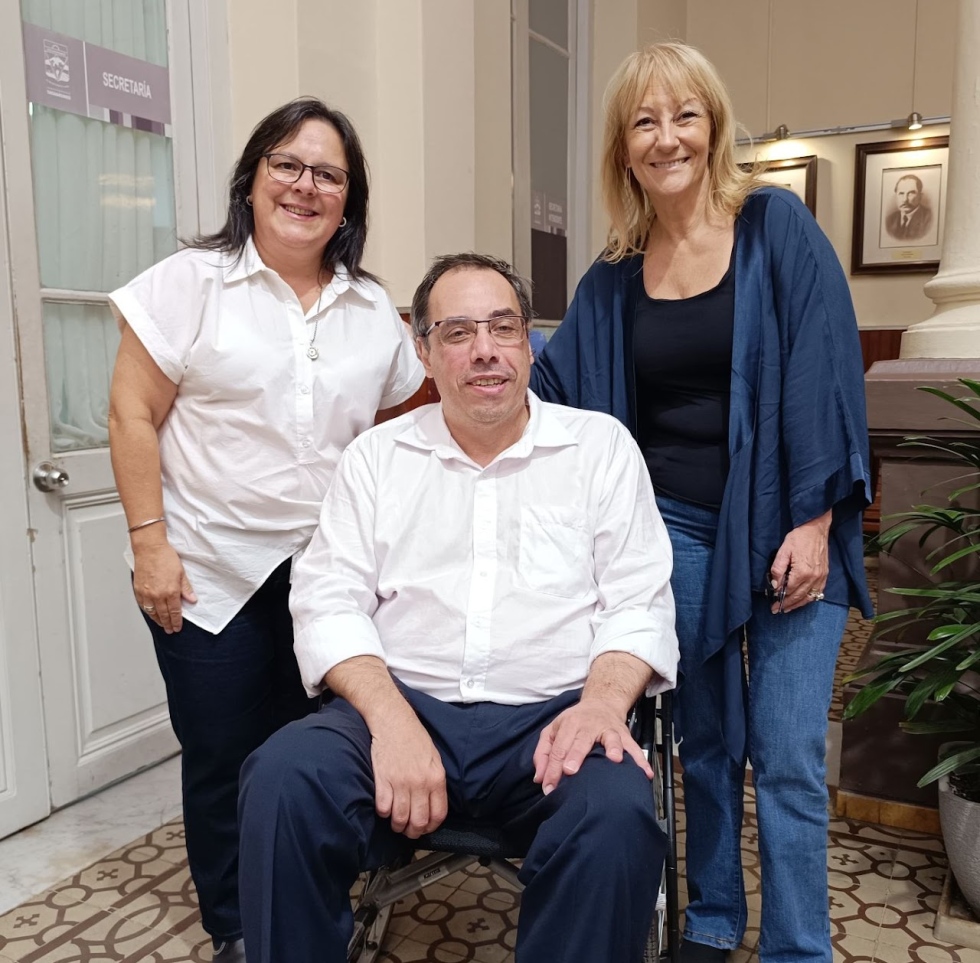 El ministro Pablo Menoni. A su izquierda la l&iacute;der del sector pol&iacute;tico del Frente Amplio al que se le confi&oacute; el MINTUR, la vicepresidente de la Rep&uacute;blica Carolina Cosse. A la persona que est&aacute; a la derecha del funcionario no la hemos podido identificar, consultamos a varias personas que tampoco pudieron y con prensa del MINTUR lamentablemente a&uacute;n no hemos iniciado el relacionamiento necesario que esperamos se de a la brevedad.