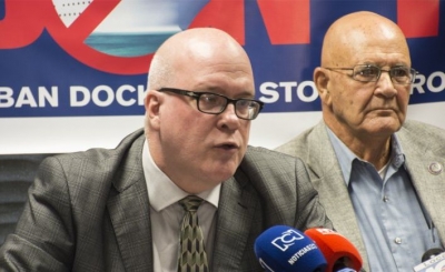 El secretario general del Directorio Democr&aacute;tico Cubano, Orlando Guti&eacute;rrez, se dirige a la prensa al anunciar una protesta frente al puerto de Miami contra los cruceros que viajan a Cuba.
