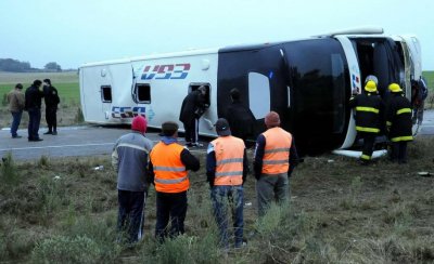 Volc&oacute; &oacute;mnibus con pasajeros que volv&iacute;a de Brasil