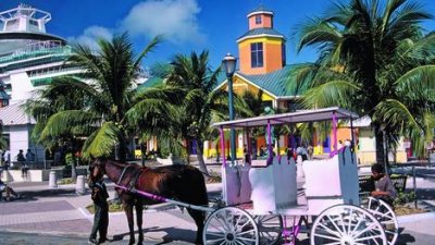 En la zona portuaria de Nassau, donde amarran los cruceros, se inician los recorridos tur&iacute;sticos.