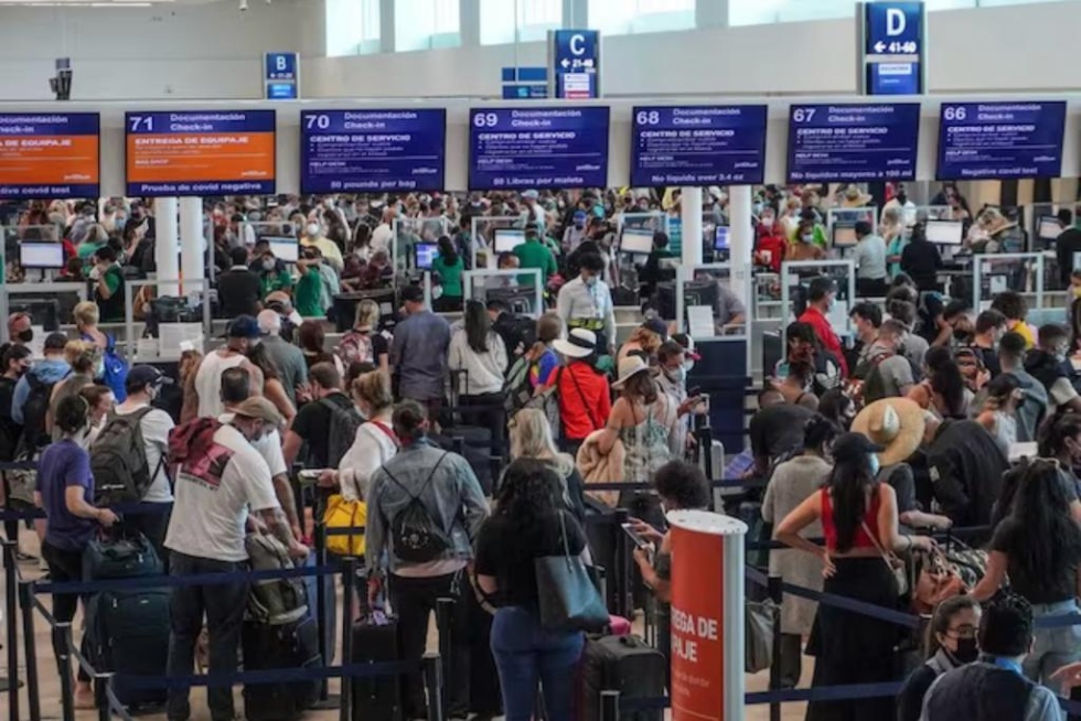 Colas de viajeros en el aeropuerto internacional de Canc&uacute;n (M&eacute;xico) en marzo del pasado a&ntilde;o.Elizabeth Ruiz (CUARTOSCURO)
